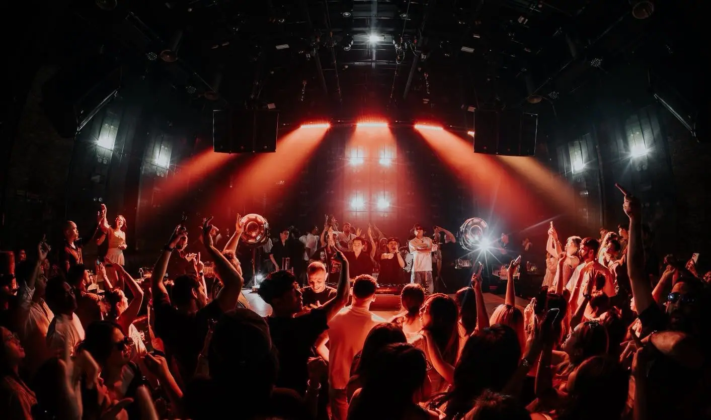 Những tia đèn đỏ rọi xuống bục DJ giữa sàn 1900 Le Théâtre, khán giả vây quanh