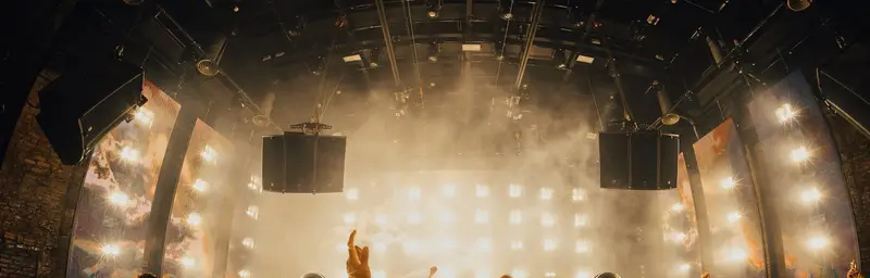 Sân khấu 1900 Le Théâtre ngập ánh vàng với hai cụm loa line array treo cao và vách tranh mây uốn cong