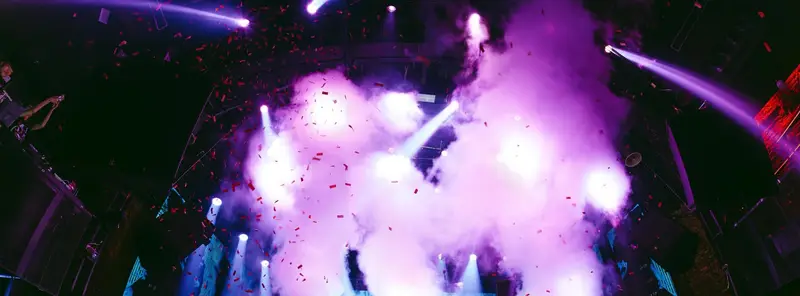 Cột khói CO2 tím và mưa pháo giấy đỏ trên sân khấu 1900 Le Théâtre